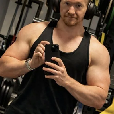 Kevin Carstens bei einem Spiegelselfie im Fitnessstudio