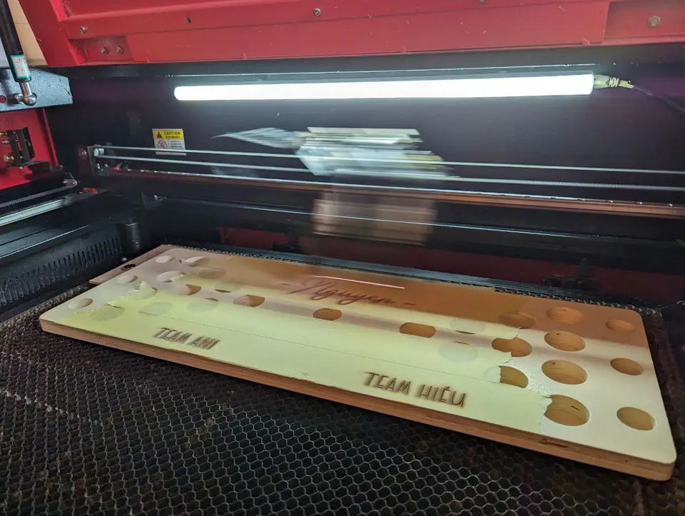 Ein CNC-Laser graviert ein hölzernes Beer-Pong-Brett